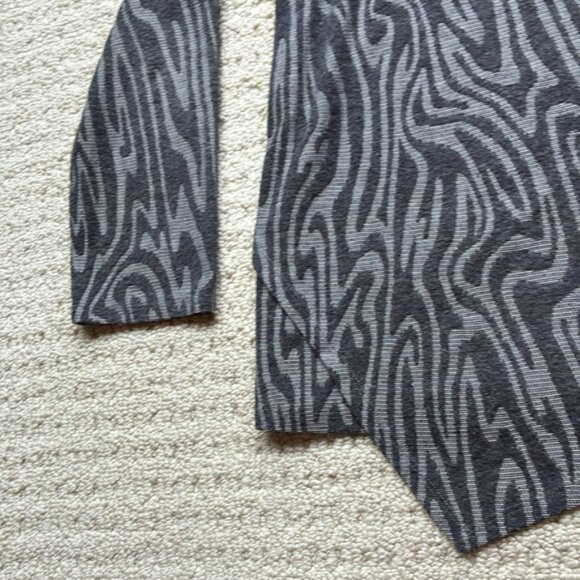Chico’s Women’s Gray Zebra Patterned Long Sleeve Top Size 3 - Picture 3 of 10